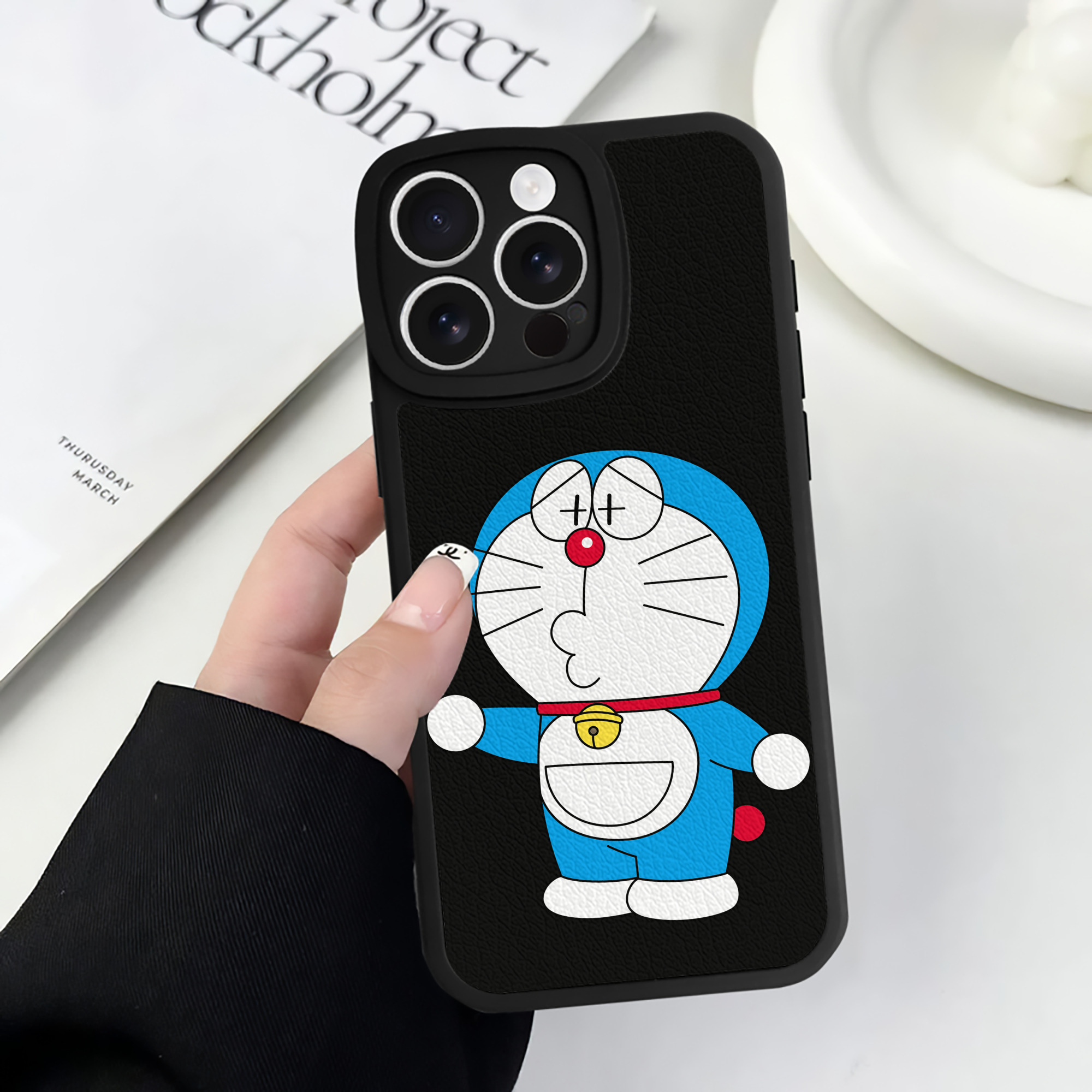 （画像用） ドラえもん Doraemon 【iPhone 16シリーズ対応】シリコンスマホケース（レザー調） 材質：シリコン